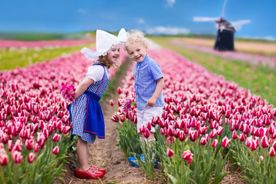 Kinder auf einem Tulpenfeld in den Niederlanden