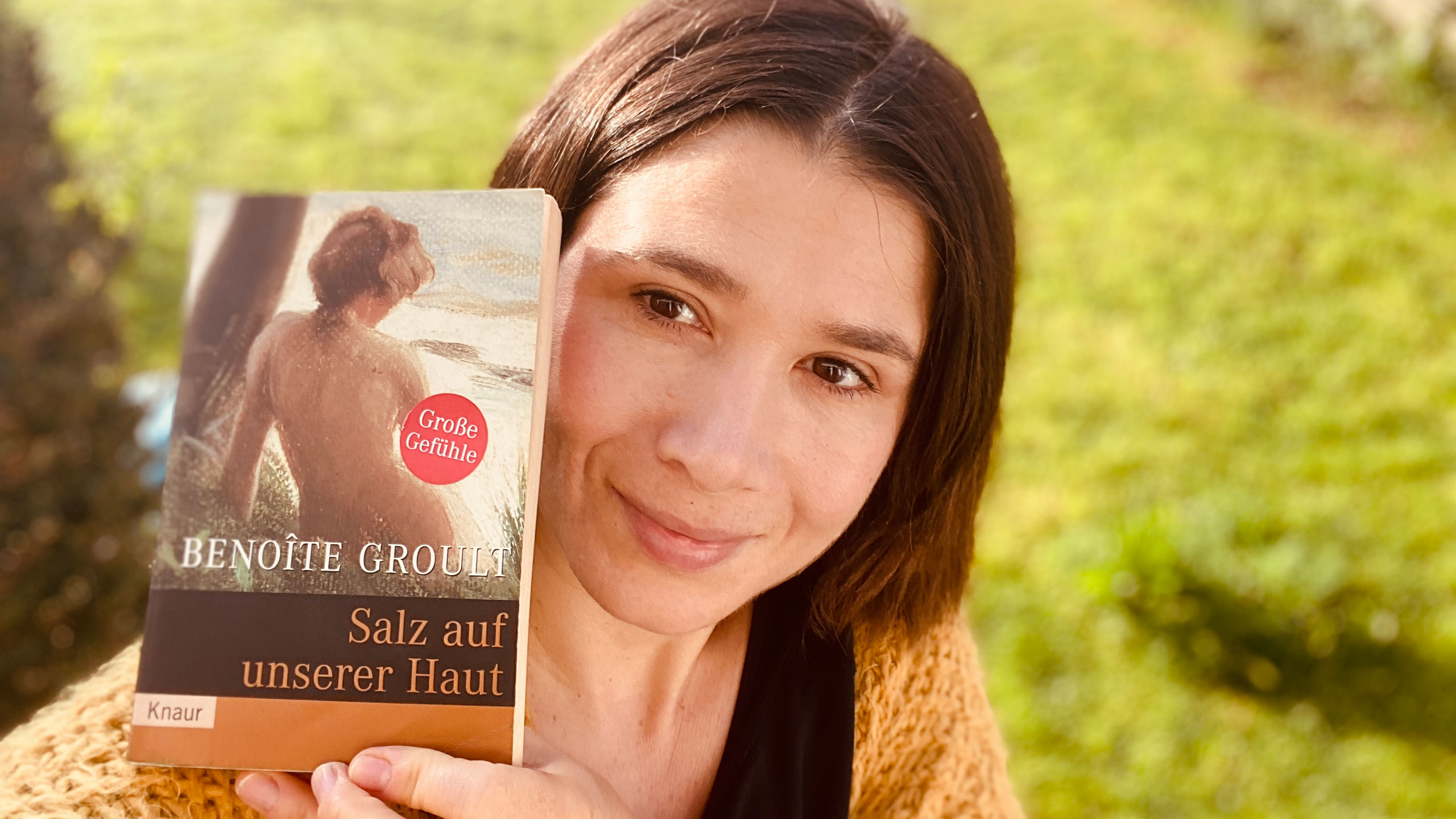 Literaturredakteurin Theresa Hübner mit dem Buch "Salz auf unserer Haut" von Benoite Groult