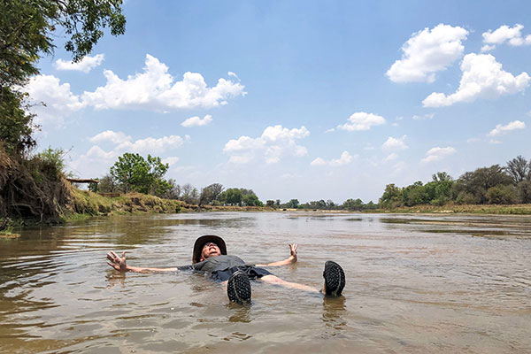 Marco badet im Mwaleshi River