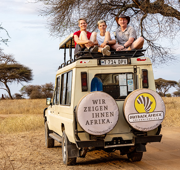 Svenja, Simon und Marco Penzel auf Safari im Tarangire Nationalpark © Foto: Thomas Mhoka | Wilkinson Tours