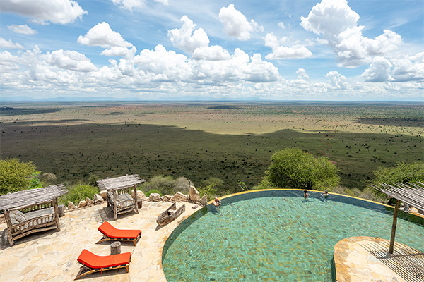 Blick vom Pool der Lions Bluff Lodge über das Lumo Reservat. © Foto: Marco Penzel | Outback Africa
