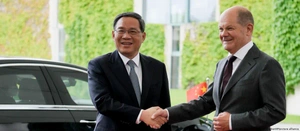 Li Qiang and Olaf Scholz shaking hands in Berlin on June 19, 2023