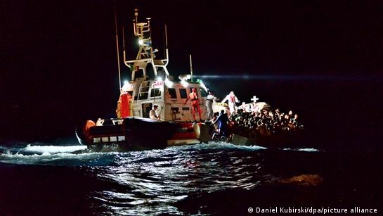 Ein Bott mit Geflüchteten auf offener See