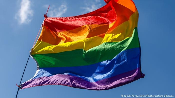 Pride-Flagge im Wind