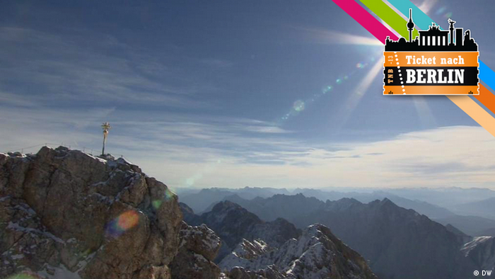 Ein Bergpanorama im Sonnenschein