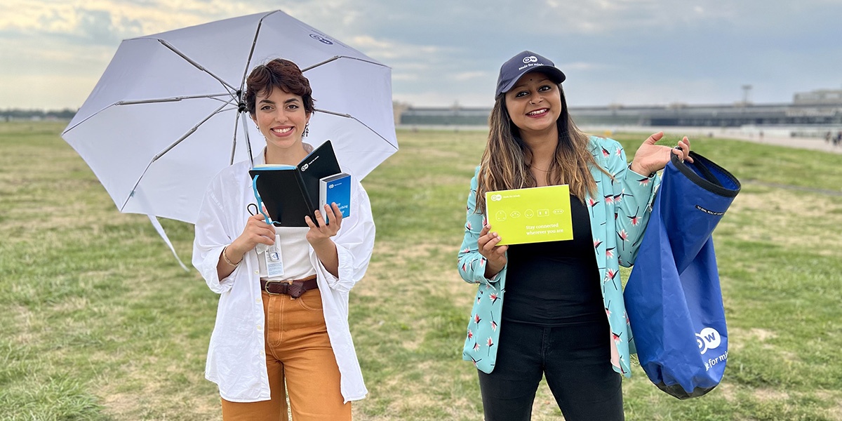 Die DW Journalistinnen Laila Abdalla (links) und Shabnam Surita (rechts) mit einem DW-Reiseset.