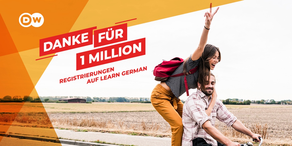 Zwei Personen fahren gemeinsam auf einem Fahrrad, daneben der Schriftzug "Danke für 1 Million Registrierungen auf Learn German"