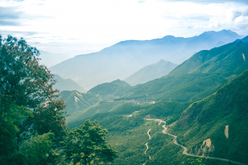 Photo d'un vaste paysage de montagnes et de sentiers