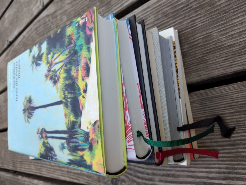 Une pile de livres sur une table en bois